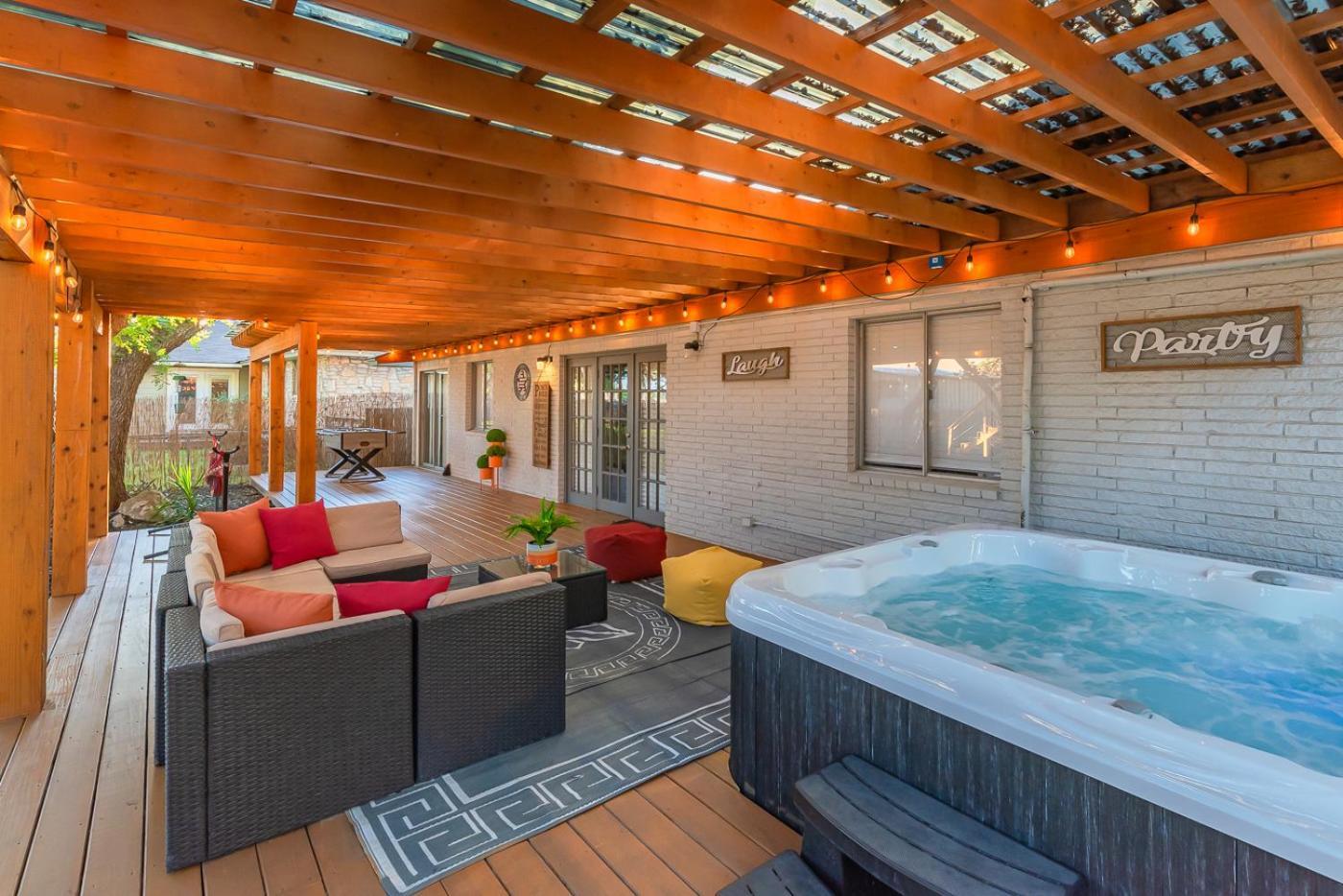 Luxurious Home With Hot Tub & Tree Deck By 6Flags San Antonio Exterior foto